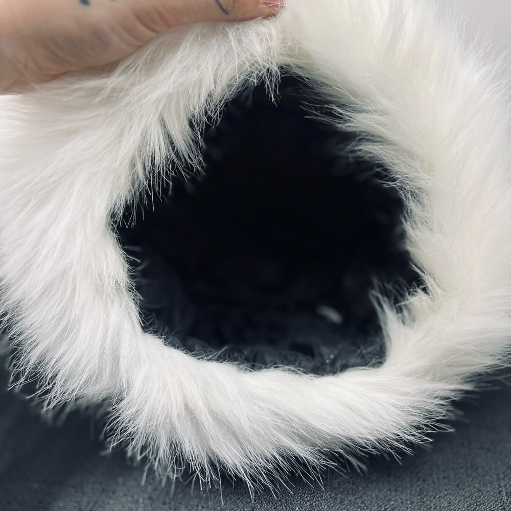 Women's Faux Fur Hat Sable Hat One Size White with Black Quilted Inside - Picture 5 of 7